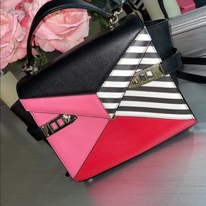 A cute Henri Bendal medium crossbody bag practically like new she’s be worn once